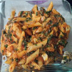 A picture of Creamy spinach and chicken pasta.