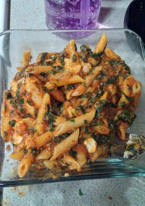 A picture of Creamy spinach and chicken pasta.
