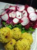 Bollitos de mijo con ensalada de verdes y repollo maserado