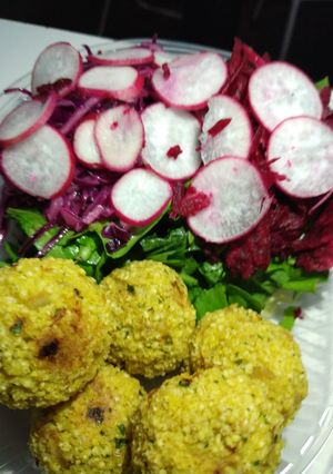 Una foto de Bollitos de mijo con ensalada de verdes y repollo maserado