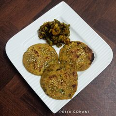 A picture of Aloo Capsicum Sukhi Sabzi with Mix Flour Masala Dhebra.