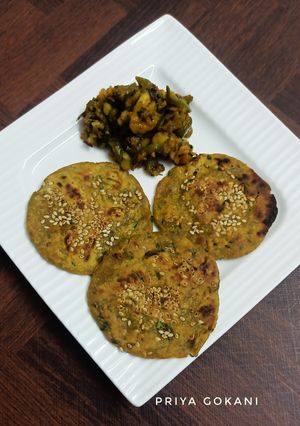 A picture of Aloo Capsicum Sukhi Sabzi with Mix Flour Masala Dhebra.