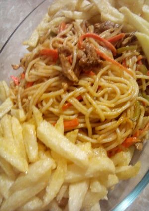 A picture of Chowmien with French fries.