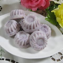 A picture of Milky Ice Cream with Yogurt and Jam.