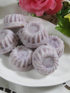 A picture of Milky Ice Cream with Yogurt and Jam.