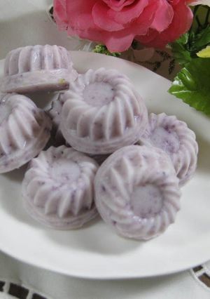 A picture of Milky Ice Cream with Yogurt and Jam.