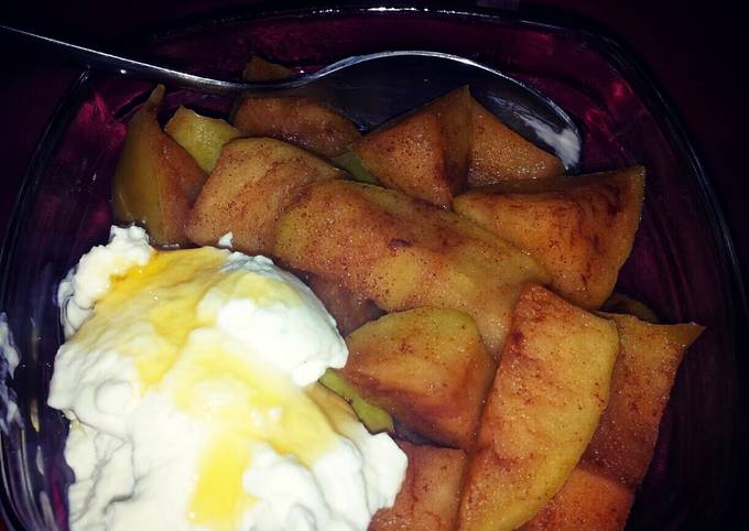 Steamed apple with cinnamon, yoghurt & honey