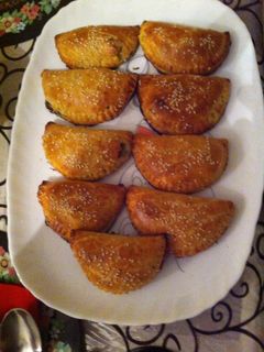 صورة لوصفة طريقة عمل معجنات خفيفة بالنقانق والسبانخ