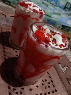 સ્ટ્રોબેરી મિલ્ક શેક (Strawberry Milk Shake Recipe In Gujarati) રેસીપી મુખ્ય ફોટો