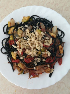 Una foto de Espaguetis negros con cebolla caramelizada, setas y más