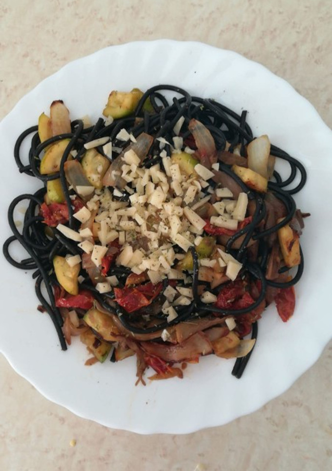 Una foto de Espaguetis negros con cebolla caramelizada, setas y más