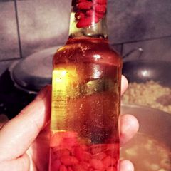 A picture of Chilli Infused Oil.