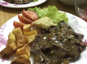 Hình của món Bò Bít-tết sốt tiêu.