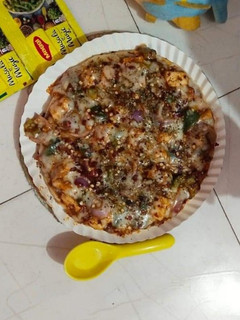 होममेड पिज़्ज़ा(homemade pizza recipe in hindi) रेसिपी मुख्य फोटो