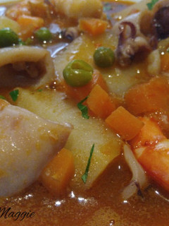Una foto de Guiso de patatas con calamares y gambas