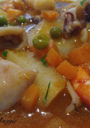 Una foto de Guiso de patatas con calamares y gambas