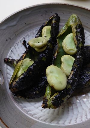 A picture of Grilled broad beans(Fava beans).