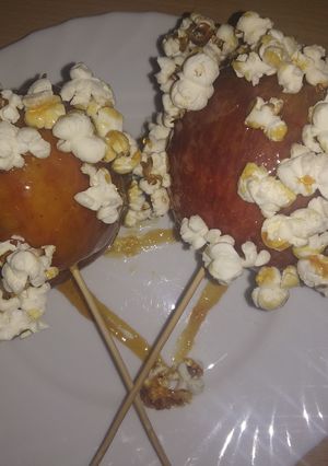 Una foto de 🍎Manzanas con caramelo y pochoclos🍎