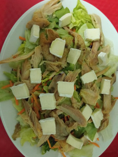 Una foto de Ensalada de pollo y brie con salsa de mostaza y miel