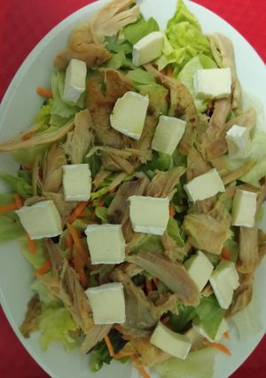 Una foto de Ensalada de pollo y brie con salsa de mostaza y miel