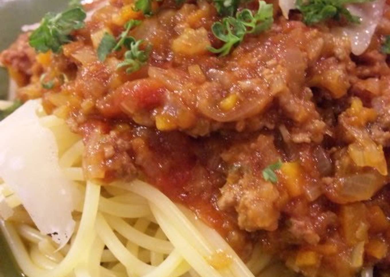 Basic meat sauce (Bolognese).