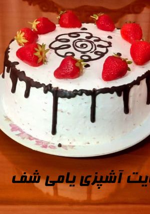 عکسی از دستور کیک تولد شکلاتی با خامه توت فرنگی