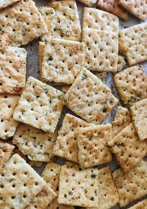 A picture of Dill Pickle Saltines.