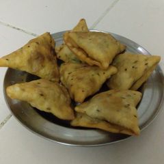 A picture of Cheese paneer samosa.