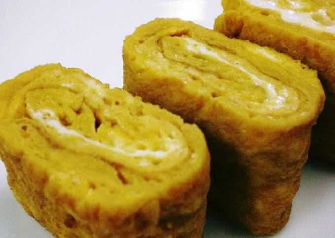 Simple Way to Make Perfect For Lunch Boxes! Tamagoyaki (Japanese Omelette) with Oyster Sauce and Mayonnaise