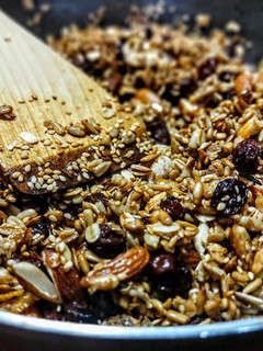 Una foto de GRANOLA🥥Súper Casera en Sartén🍯...!