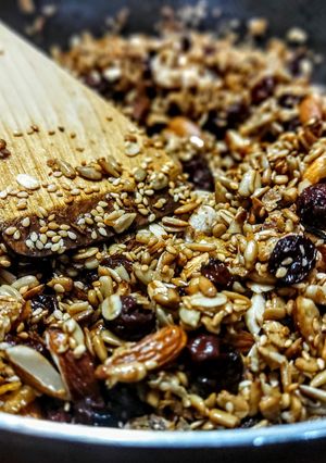 Una foto de GRANOLA🥥Súper Casera en Sartén🍯...!