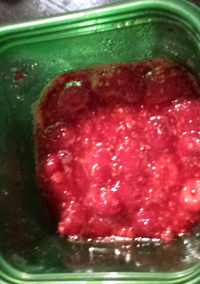 A picture of Raspberry topping.