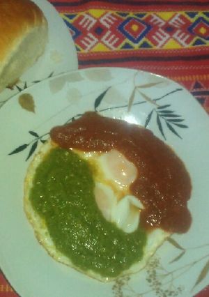 Una foto de Huevos Divorciados
