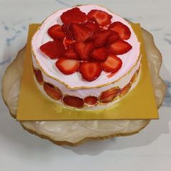 Strawberry Faultline Cake 🍓🎂 A picture of Strawberry Faultline Cake 🍓🎂.