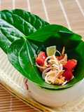 Hạt điều, ớt chuông, chanh sả cuốn lá lốt