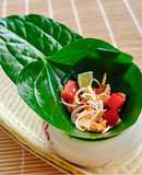 Hạt điều, ớt chuông, chanh sả cuốn lá lốt