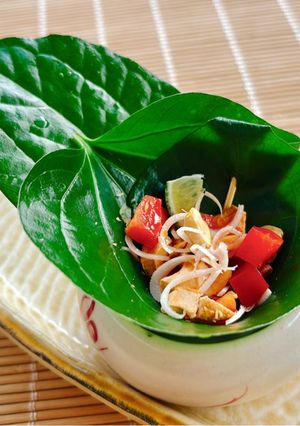 Hình của món Hạt điều, ớt chuông, chanh sả cuốn lá lốt.