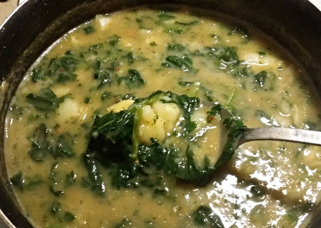 Seasoned potato and spinach soup