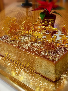 Una foto de Flan de turrón con árboles de caramelo🎄