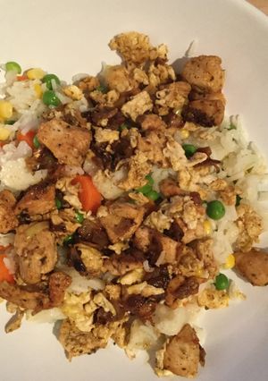 A picture of Fried chicken and rice with vegetables - Chinese cuisine influence .