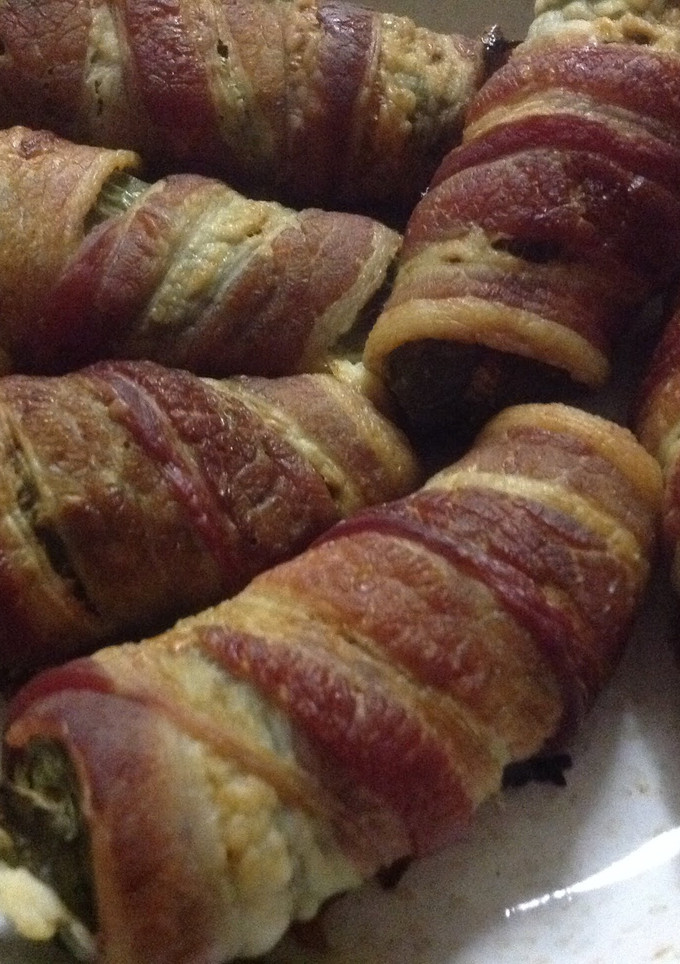 A picture of Jalapenos wrapped in bacon.