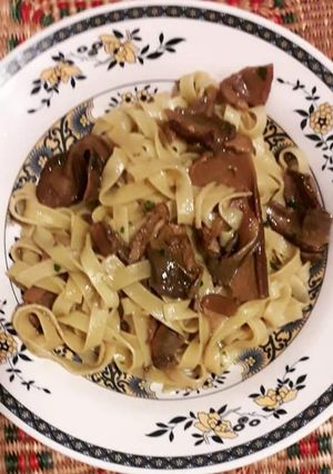Una foto de Pasta al huevo con hongos porcini secos