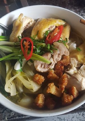 Hình của món Phở gà tương đen.
