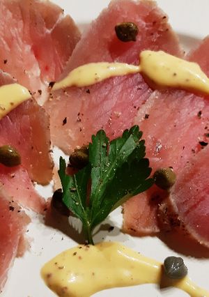 Une photo de Gravlax de cochon heureux