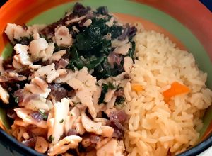 Una foto de Arroz con sofrito de acelga y jamón
