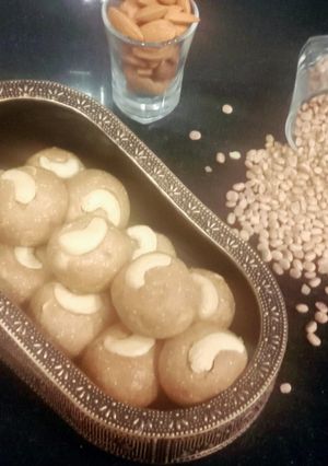 A picture of Wheat flour and Rawa ladoo.