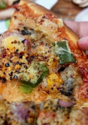 পিজ্জা (pizza recipe in Bengali) রেসিপির প্রধান ছবি