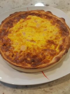 Una foto de Quiche de puerros, jamón y queso de cabra