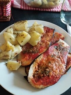 Una foto de Berenjenas al horno - Súper fácil, rápido y veggie ♡