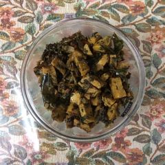 A picture of Salami chunks with Palak (spinach).